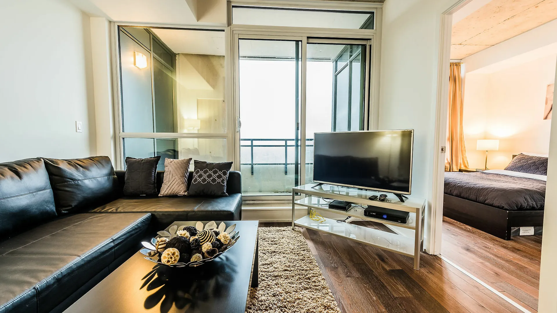 Gladstone Suites - Toronto Central Apartment
