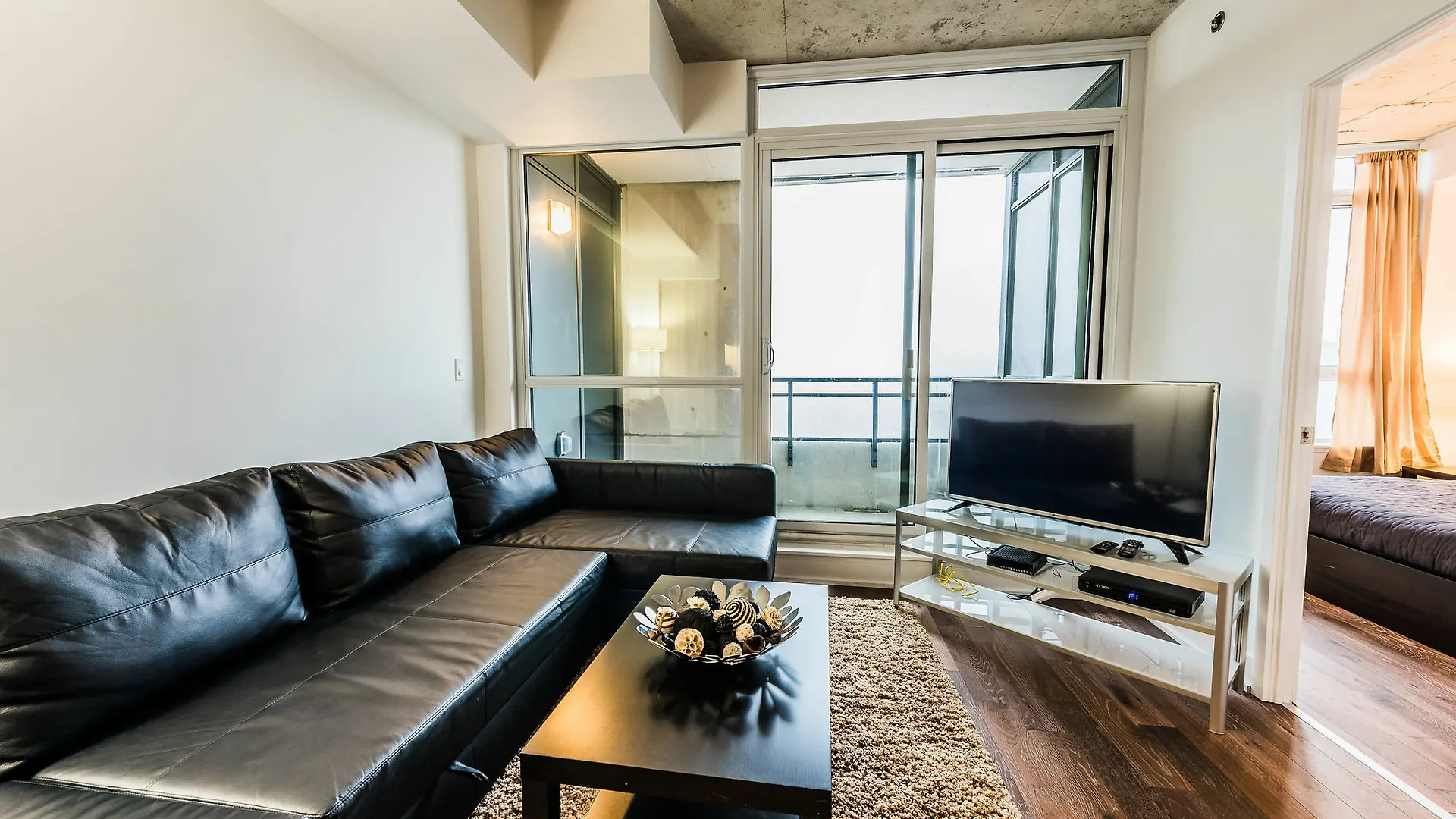 Gladstone Suites - Toronto Central Apartment