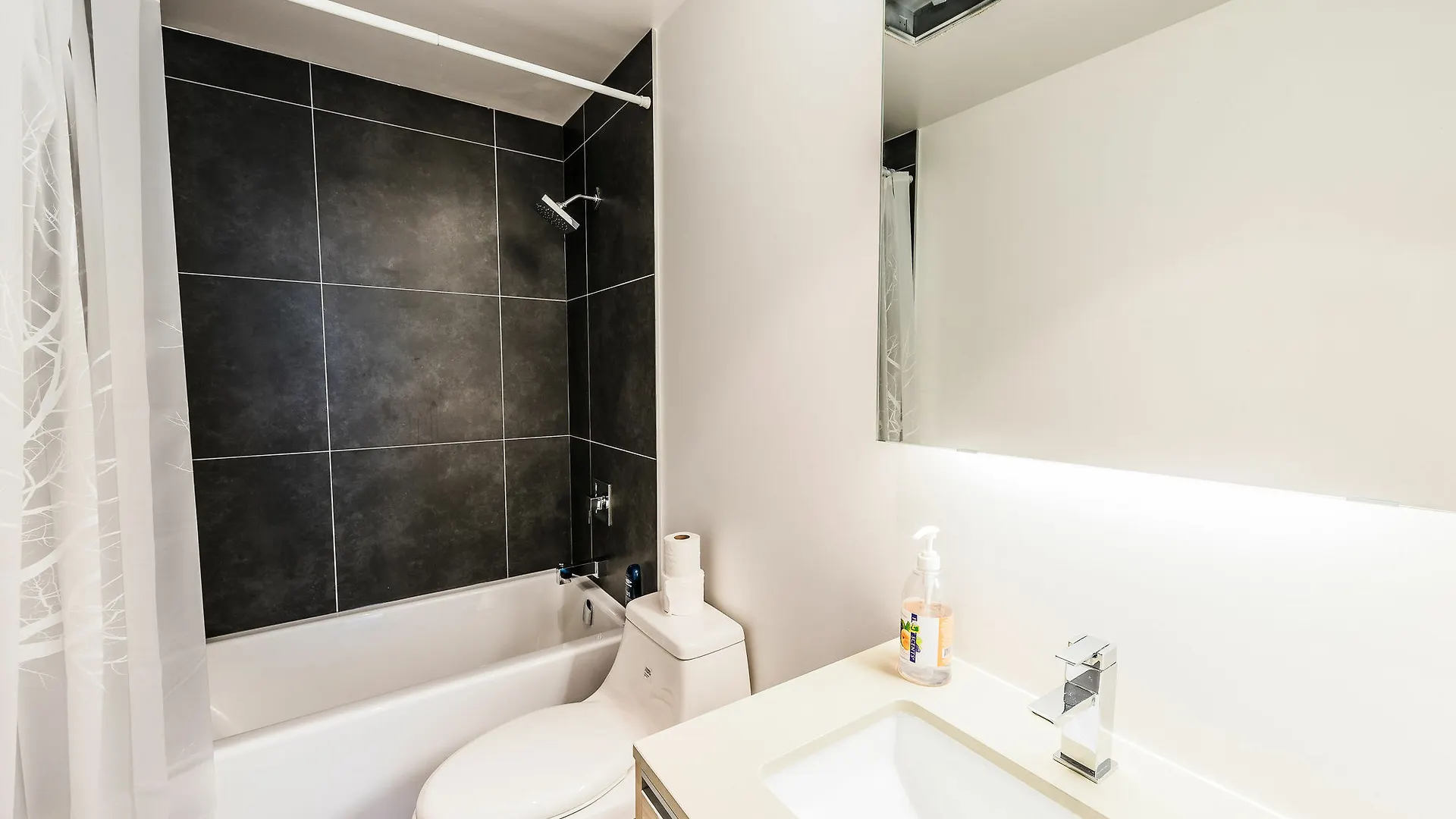 Gladstone Suites - Toronto Central Apartment